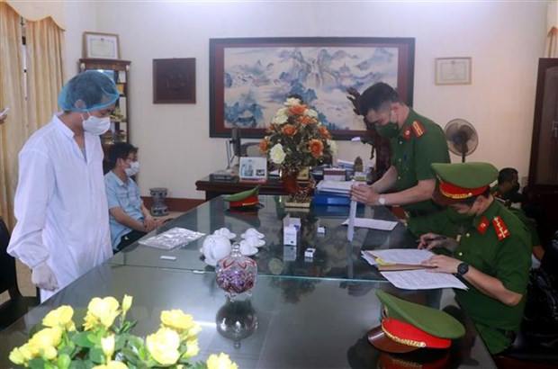 Công an tỉnh Nam Định khám xét nơi làm việc của ông Đỗ Đức Lưu, Giám đốc Trung tâm Kiểm soát bệnh tật tỉnh Nam Định liên quan đến vụ việc Công ty Việt Á. (Ảnh: Văn Đạt/TTXVN) Công an tỉnh Nam Định khám xét nơi làm việc của ông Đỗ Đức Lưu, Giám đốc Trung tâm Kiểm soát bệnh tật tỉnh Nam Định liên quan đến vụ việc Công ty Việt Á. (Ảnh: Văn Đạt/TTXVN)