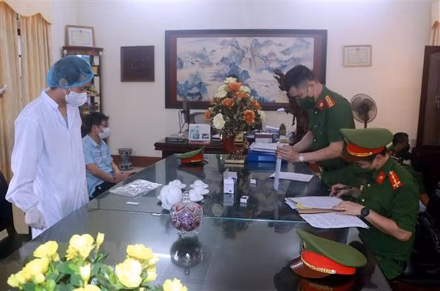  Công an tỉnh Nam Định khám xét nơi làm việc của ông Đỗ Đức Lưu, Giám đốc Trung tâm Kiểm soát bệnh tật tỉnh Nam Định liên quan đến vụ việc Công ty Việt Á. (Ảnh: Văn Đạt/TTXVN)