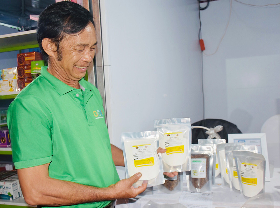 Ông Nguyễn Trình-Giám đốc HTX Nông nghiệp và dịch vụ Tân Bình là người tiên phong chế biến khoai lang Lệ Cần thành nhiều sản phẩm khác nhau. Ảnh: Mai Ka Ông Nguyễn Trình-Giám đốc HTX Nông nghiệp và dịch vụ Tân Bình là người tiên phong chế biến khoai lang Lệ Cần thành nhiều sản phẩm khác nhau. Ảnh: Mai Ka