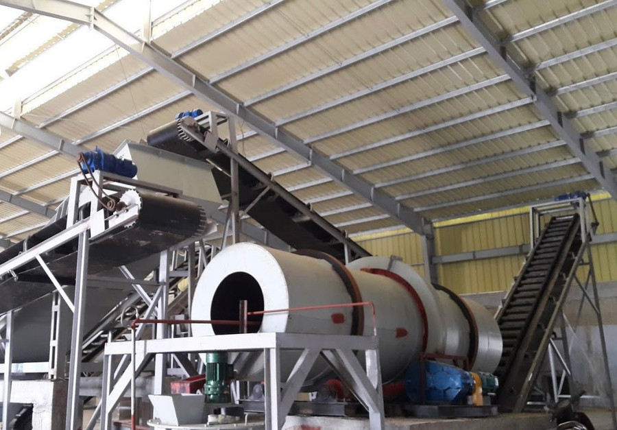  Một góc nhà máy sản xuất phân bón tháp cao của Công ty Hoàng Long Vina với dây chuyền tự động, tạo sản phẩm phân bón NPK một hạt chất lượng cao, đồng đều và ổn định. Ảnh: Quang Thuần