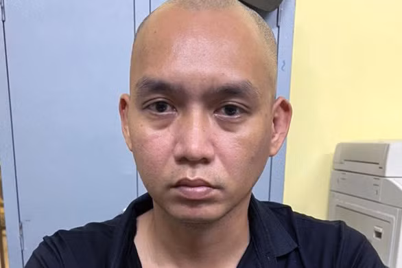 Hiếu tại cơ quan công an. Hiếu tại cơ quan công an