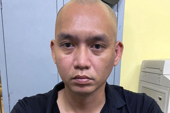 Hiếu tại cơ quan công an. Hiếu tại cơ quan công an