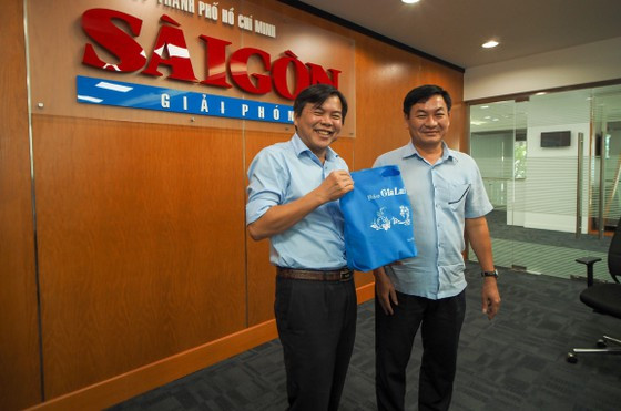 Tổng Biên tập Báo SGGP Tăng Hữu Phong nhận quà lưu niệm từ Tổng Biên tập Báo Gia Lai Huỳnh Kiên. Ảnh: Đức Cường