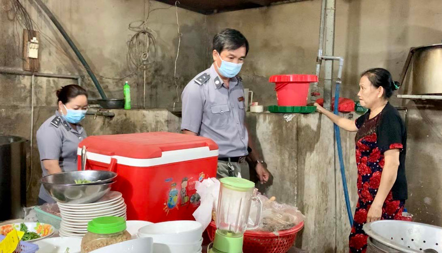 Đoàn liên ngành kiểm tra đột xuất quán bê thui Hương Sơn (122 Lê Duẩn, phường Phù Đổng, TP. Pleiku) chiều 23-6. Ảnh: Như Nguyện