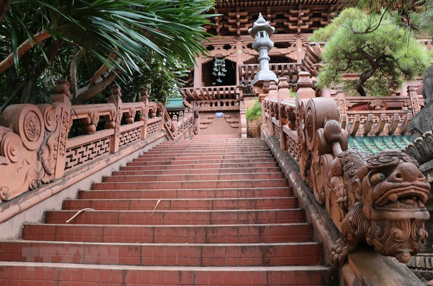 Lối vào chánh điện chùa Minh Thành. Ảnh: Hồng Điệp/TTXVN