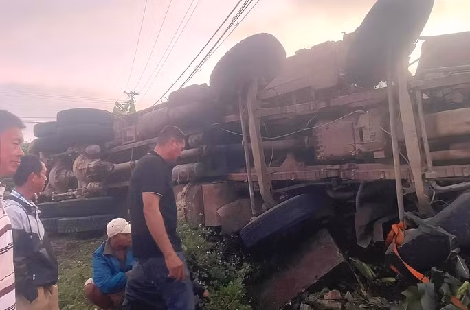 Hiện trường xe tải lật trên đèo Phú Sơn (Quốc lộ 27, huyện Lâm Hà) khiến 5 người bị thương nặng.