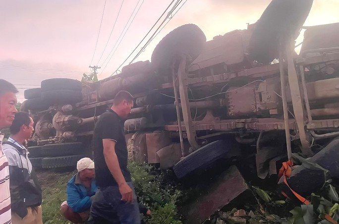 Hiện trường xe tải lật trên đèo Phú Sơn (Quốc lộ 27, huyện Lâm Hà) khiến 5 người bị thương nặng.