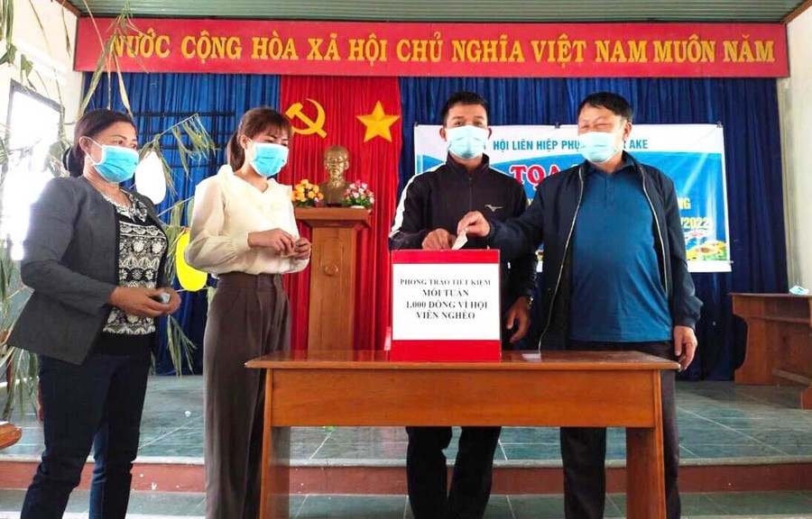 Ban Chấp hành Hội Nông dân xã Ia Ake quyên góp mỗi tuần 1.000 đồng giúp hội viên nghèo. Ảnh: Nguyên Hương  Ban Chấp hành Hội Nông dân xã Ia Ake quyên góp mỗi tuần 1.000 đồng giúp hội viên nghèo. Ảnh: Nguyên Hương