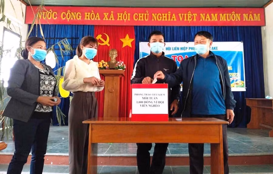  Ban Chấp hành Hội Nông dân xã Ia Ake quyên góp mỗi tuần 1.000 đồng giúp hội viên nghèo. Ảnh: Nguyên Hương