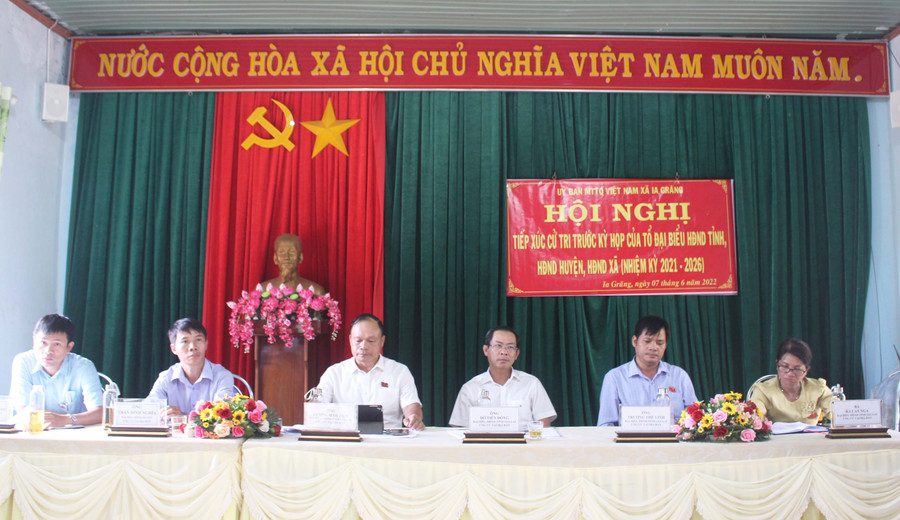 Các đại biểu HĐND 3 cấp tiếp xúc cử tri tại xã Ia Grăng. Ảnh: Phan Lài