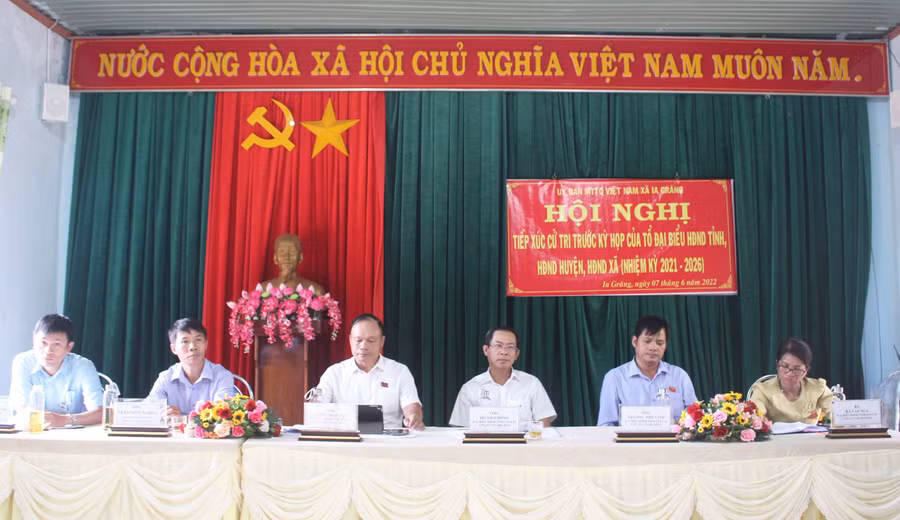 Các đại biểu HĐND 3 cấp tiếp xúc cử tri tại xã Ia Grăng. Ảnh: Phan Lài