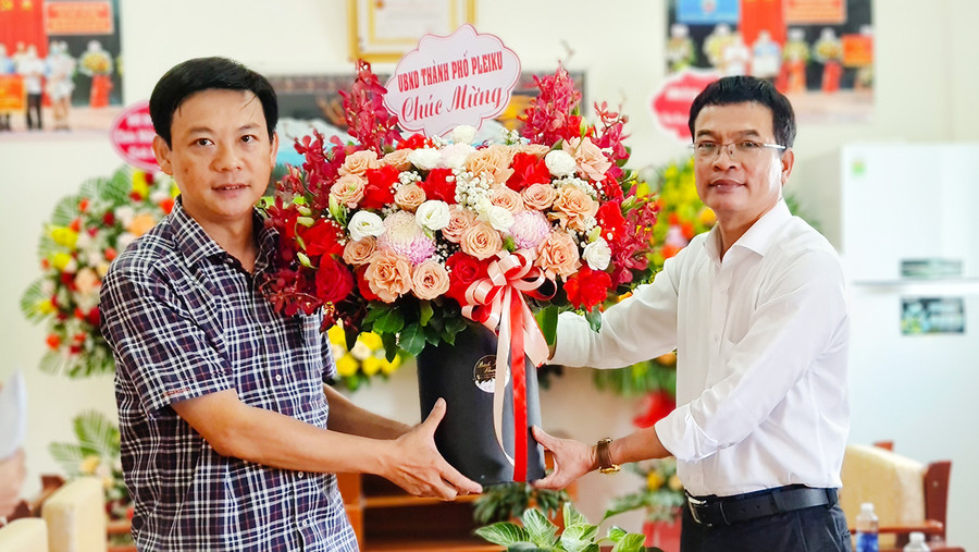 Chủ tịch UBND TP. PLeiku Đỗ Việt Hưng đến thăm, chúc mừng Đài PT-TH tỉnh Gia Lai nhân kỷ niệm 97 năm Ngày Báo chí Cách mạng Việt Nam.Ảnh: Bá Bính