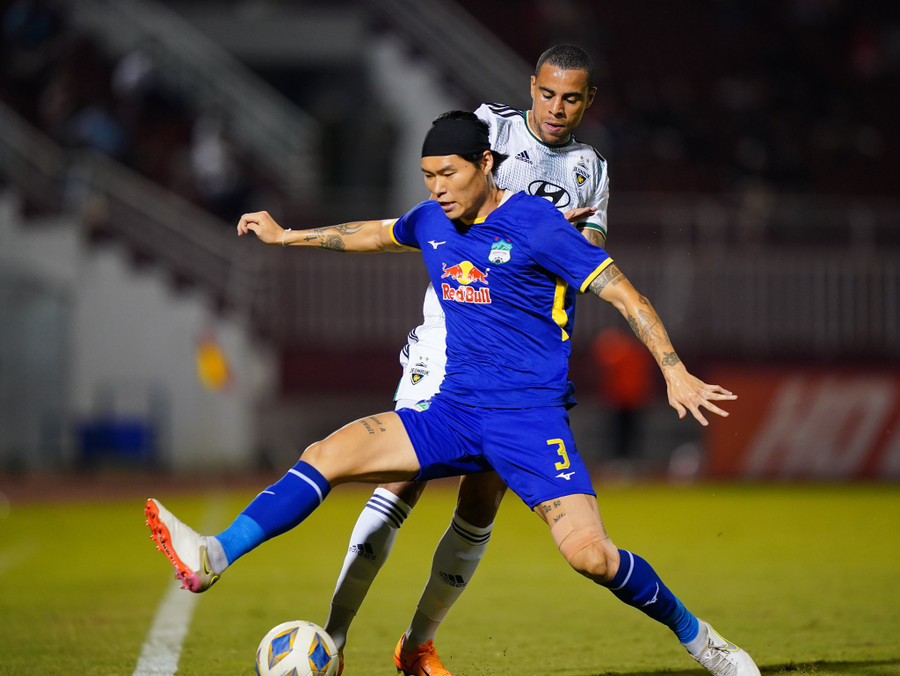 Kim Dong-su che bóng trước cầu thủ Jeonbuk Hyundai Motors. Ảnh: Độc Lập Kim Dong-su che bóng trước cầu thủ Jeonbuk Hyundai Motors. Ảnh: Độc Lập