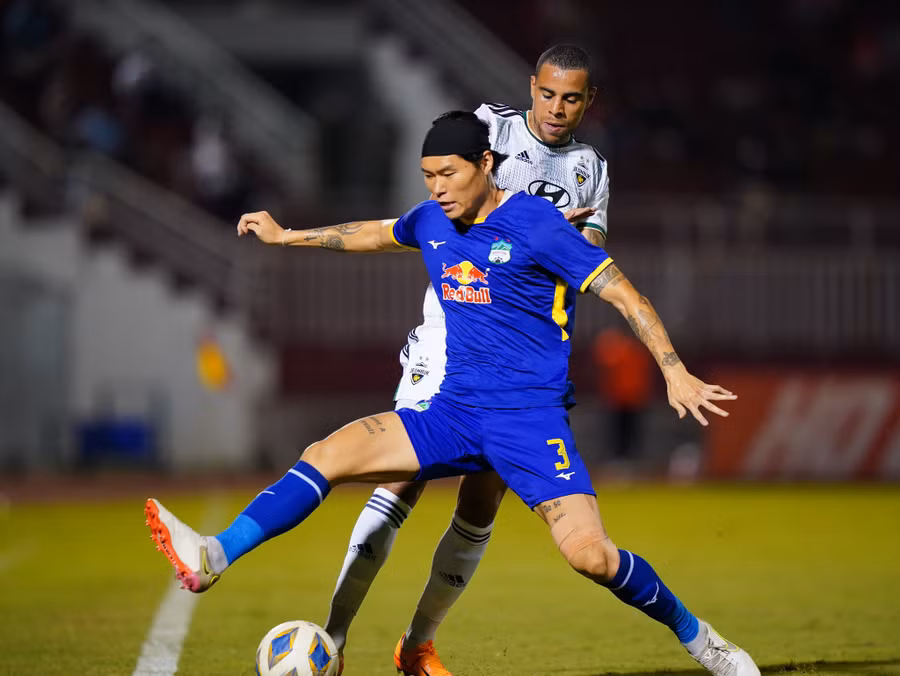 Kim Dong-su che bóng trước cầu thủ Jeonbuk Hyundai Motors. Ảnh: Độc Lập