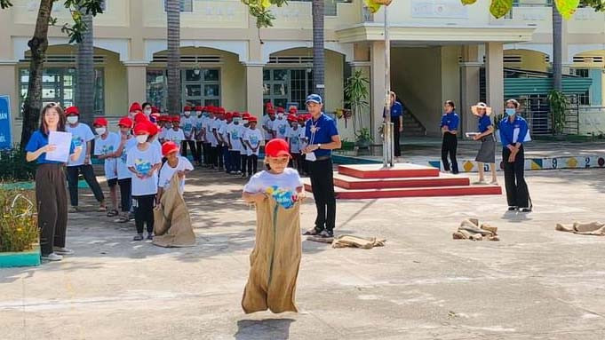 Các em thiếu nhi tham gia trò chơi nhảy bao bố. Ảnh: Phan Lài