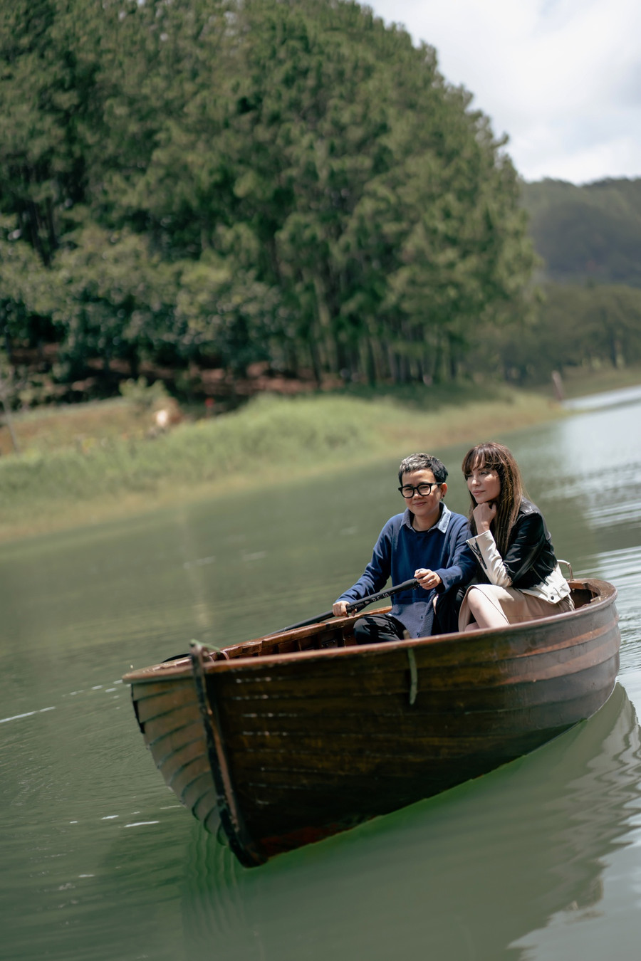 Cặp đôi phải thức dậy từ sớm để có được những cảnh quay ưng ý. Ảnh: NVCC