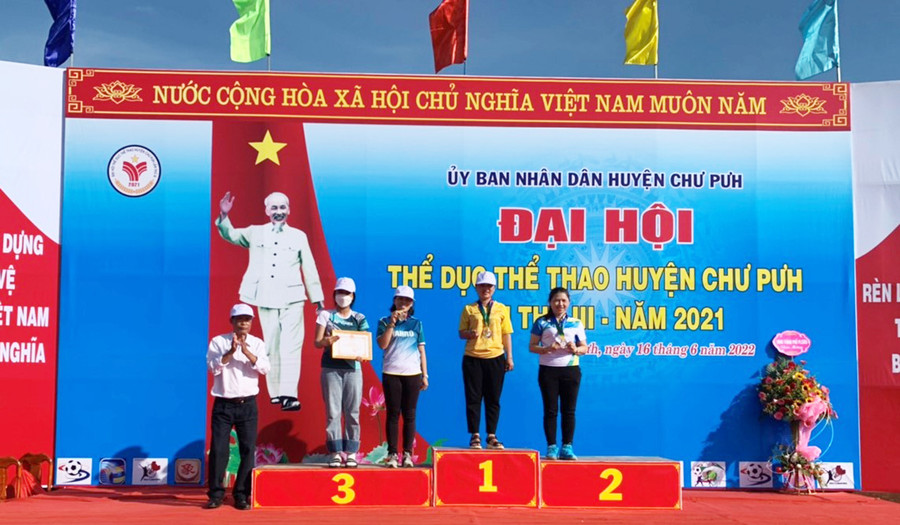  1 Ông Nguyễn Hữu Thanh-Giám đốc Trung tâm Văn hóa Thông tin và Thể thao huyện, Phó Ban tổ chức trao giải cho các vận động viên điền kinh đạt thành tích cao. Ảnh: Hà Chi