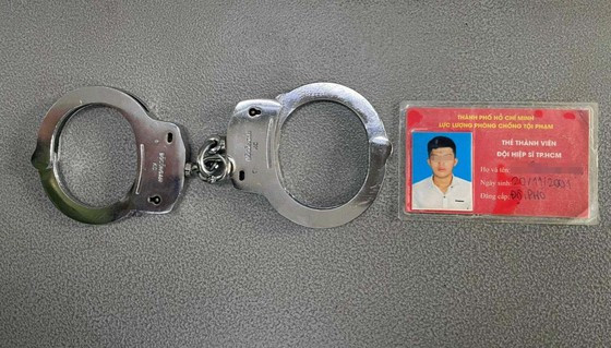 Còng số tám, thẻ thành viên Đội hiệp sĩ TPHCM thu giữ Còng số tám, thẻ thành viên Đội hiệp sĩ TPHCM thu giữ