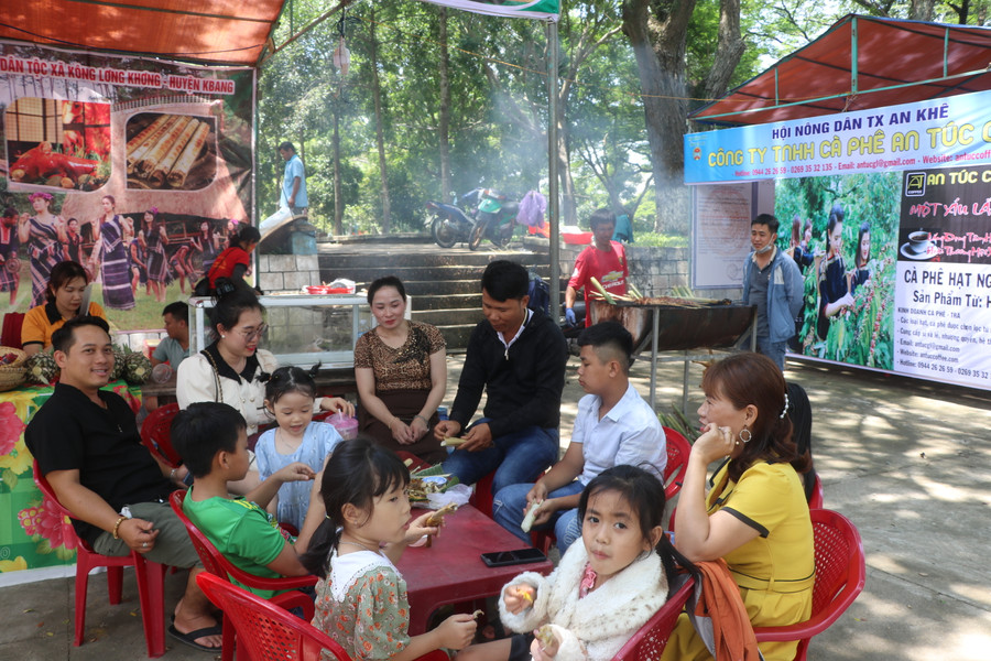Đi chơi, mua sắm nhiều gia đình thưởng thức món cơm la, gà nướng, heo quay thơm ngon tại phiên chợ nông sản thị xã An Khê lần thứ nhất năm 2022. Ảnh: Ngọc Minh