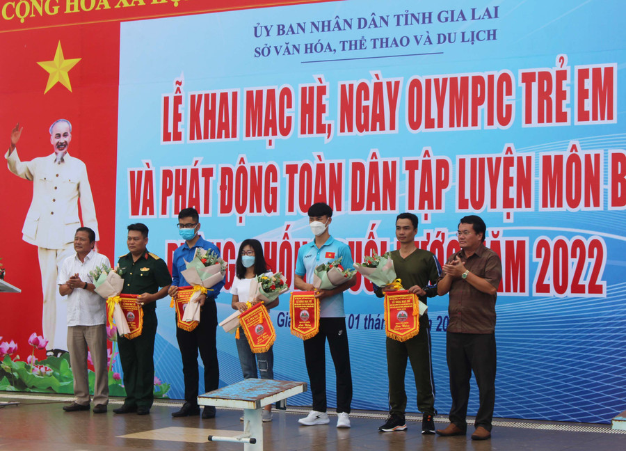 Sở Văn hóa-Thể thao và Du lịch tặng cờ lưu niệm cho các đơn vị tham gia lễ phát động. Ảnh: Phan Lài