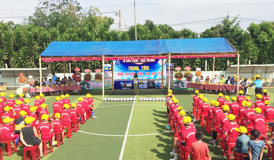  Hơn 100 học viên đã tham gia khóa học tại Trung tâm bóng đá cộng đồng Đak Đoa CFC. Ảnh: Văn Ngọc