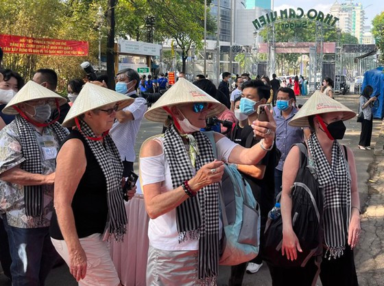 Du khách quốc tế tại Thảo Cầm viên Sài Gòn tháng 4-2022. 