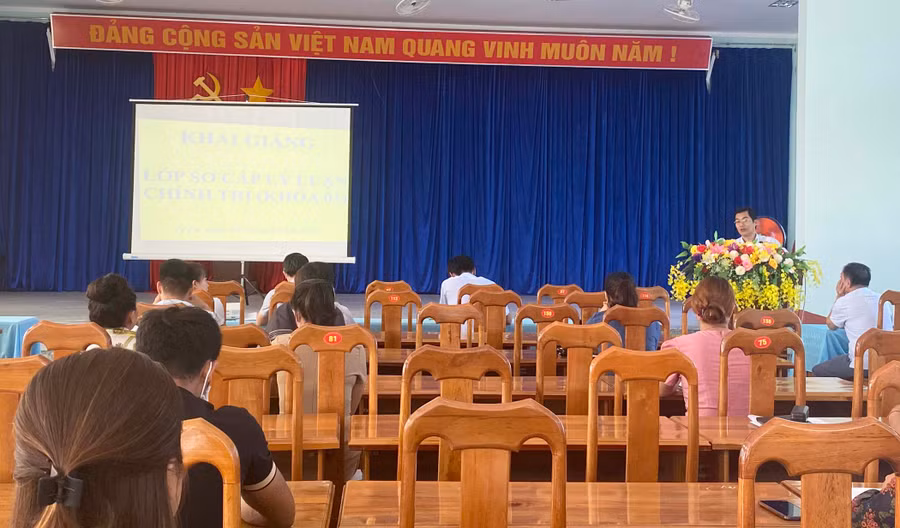 Quang cảnh buổi khai giảng lớp sơ cấp lý luận chính trị tại huyện Ia Pa. Ảnh: Vũ Chi