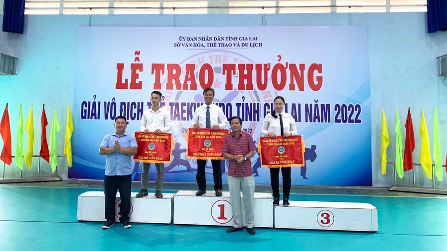 Ban tổ chức trao giải cho các câu lạc bộ giành thành tích tốt nhất. Ảnh: Văn Ngọc