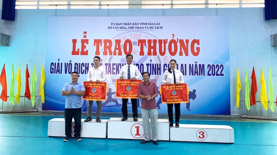 Ban tổ chức trao giải cho các câu lạc bộ giành thành tích tốt nhất. Ảnh: Văn Ngọc