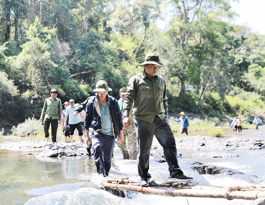 Bí thư Tỉnh ủy Hồ Văn Niên (đi trước) cùng đoàn công tác khảo sát tại khu vực thác Hang Én (huyện Kbang). Ảnh: Tấn Linh