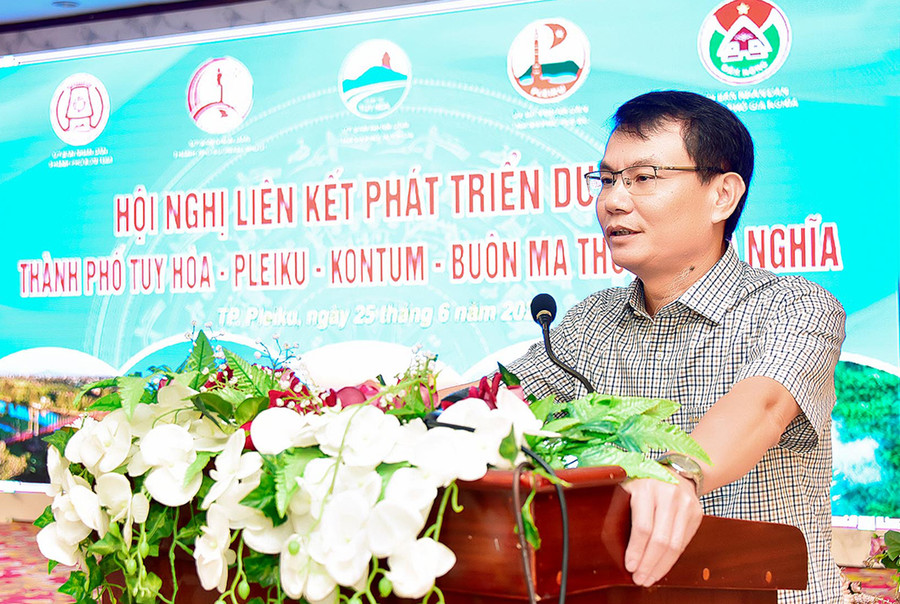 Ông Trịnh Duy Thuân-Ủy viên Ban Thường vụ Tỉnh ủy, Bí thư Thành ủy, Chủ tịch HĐND TP. Pleiku phát biểu tại hội nghị. Ảnh: Đức Thụy