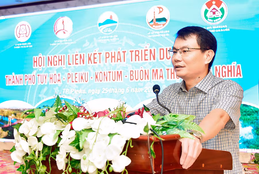 Ông Trịnh Duy Thuân-Ủy viên Ban Thường vụ Tỉnh ủy, Bí thư Thành ủy, Chủ tịch HĐND TP. Pleiku phát biểu tại hội nghị. Ảnh: Đức Thụy