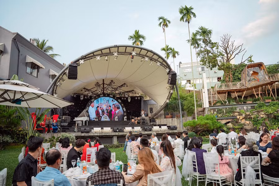  Quang cảnh một tiệc cưới tại Trung tâm Hội nghị tiệc cưới Century Gia Lai. Ảnh: SƠN CA