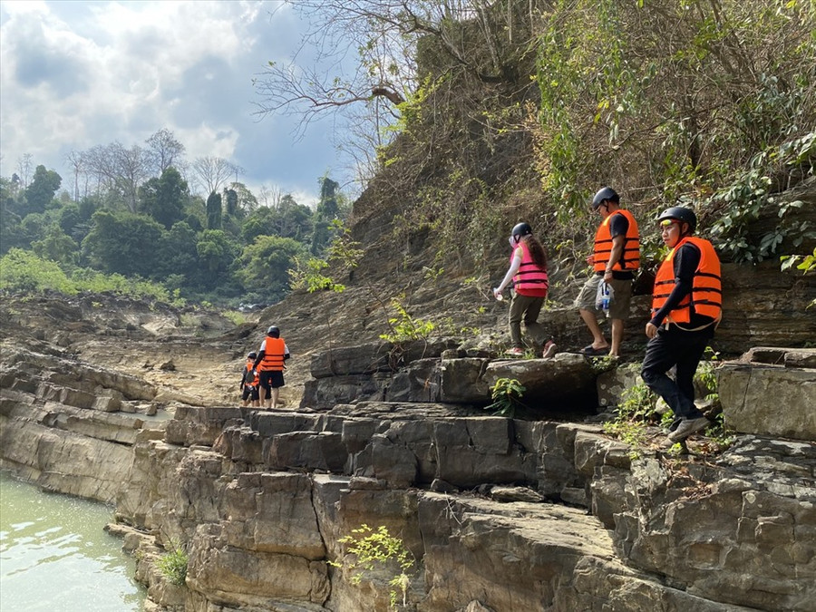 Du khách tham quan, trải nghiệm ở Cụm thác Gia Long, Dray Nur, Dray Sap tỉnh Đắk Lắk. Ảnh: Bảo Trung