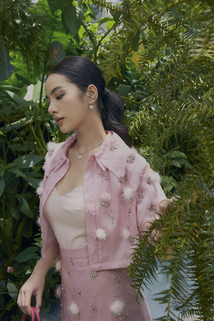 Đánh dấu bước chuyển thời trang từ xuân sang hè, NTK Đỗ Long ra mắt bộ sưu tập “Lost In The Garden”. Đánh dấu bước chuyển thời trang từ xuân sang hè, NTK Đỗ Long ra mắt bộ sưu tập “Lost In The Garden”.