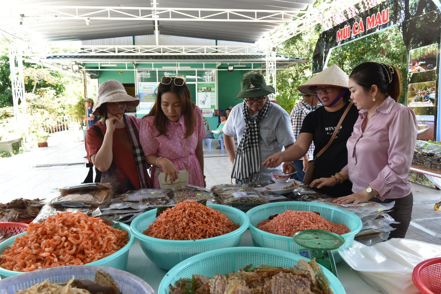 Về Đất Mũi du khách có thể lựa chọn những sản vật của miền sông nước. Ảnh: Vĩnh Hoàng