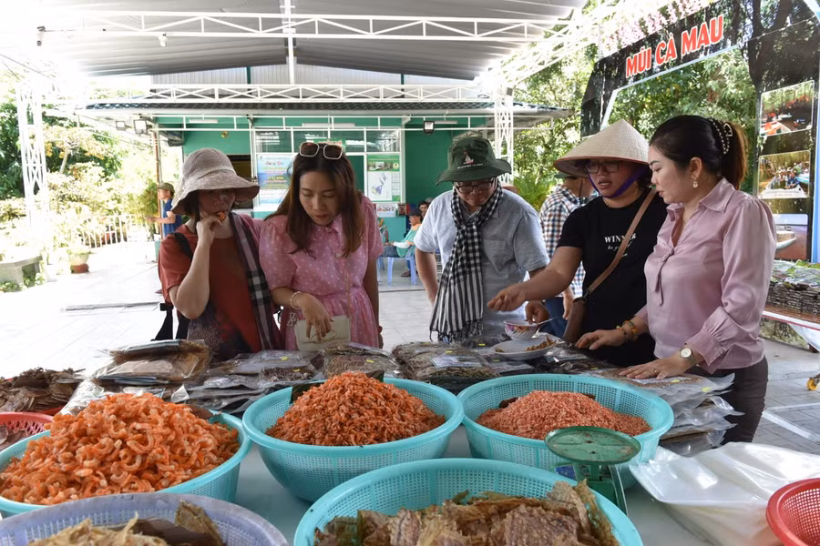 Về Đất Mũi du khách có thể lựa chọn những sản vật của miền sông nước. Ảnh: Vĩnh Hoàng