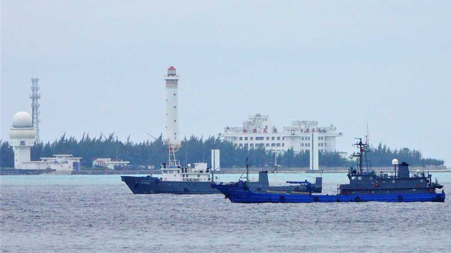 Tàu dân binh Trung Quốc neo đậu trước cửa luồng vào hồ neo đậu trong bãi Gạc Ma. Ảnh: Thanh Niên