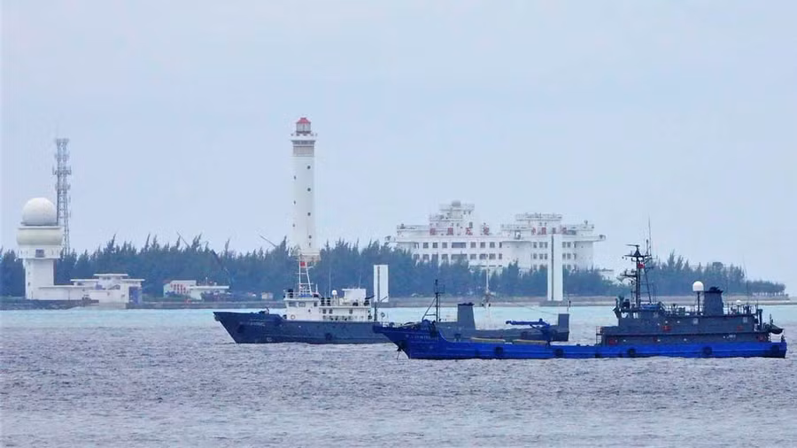 Tàu dân binh Trung Quốc neo đậu trước cửa luồng vào hồ neo đậu trong bãi Gạc Ma. Ảnh: Thanh Niên