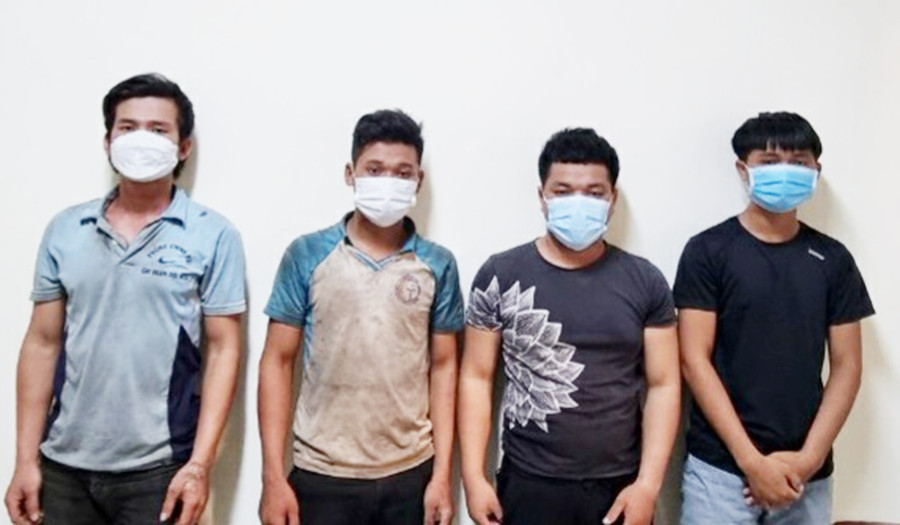  Đối tượng Lâm (bên trái qua), Hun, Sin và Yu tại Công an huyện Ia Pa. Ảnh Công an Ia Pa cung cấp