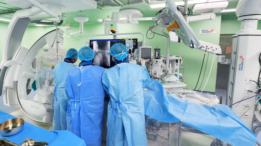 Ê kíp thực hiện can thiệp nội mạch cấp cứu cho bệnh nhân. Ảnh: BSCC