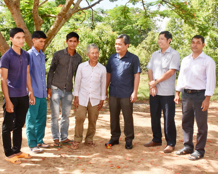 Bí thư Tỉnh ủy Hồ Văn Niên (thứ 3 từ phải sang) trao đổi với đội ngũ cán bộ ở làng Kênh (xã Ia Phí). Ảnh: Trần Dung Bí thư Tỉnh ủy Hồ Văn Niên thăm hỏi, trò chuyện cùng hệ thống chính trị làng Kênh (xã Ia Phí). Ảnh: Trần Dung