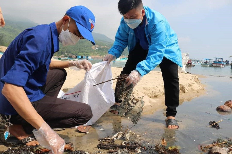 Đoàn viên thanh niên ra quân dọn rác tại bãi biển sau lễ phát động chiến dịch tình nguyện hè. Ảnh: Tỉnh Đoàn Bình Định