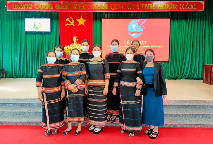 Năm 2021, Hội LHPN tỉnh thành lập mới 19 CLB "Phụ nữ nói không với tảo hôn và hôn nhận cận huyết thống". Ảnh: Trần Dung Năm 2021, Hội LHPN tỉnh thành lập mới 19 CLB Phụ nữ nói không với tảo hôn và hôn nhận cận huyết thống. Ảnh: Trần Dung