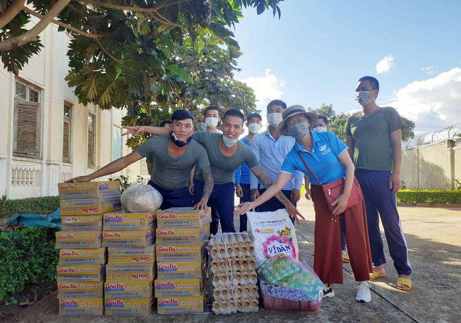 Bà Nguyễn Thị Lan tặng quà cho học viên ở Cơ sở Tư vấn và Cai nghiện ma túy tỉnh. Ảnh: Thủy Bình
