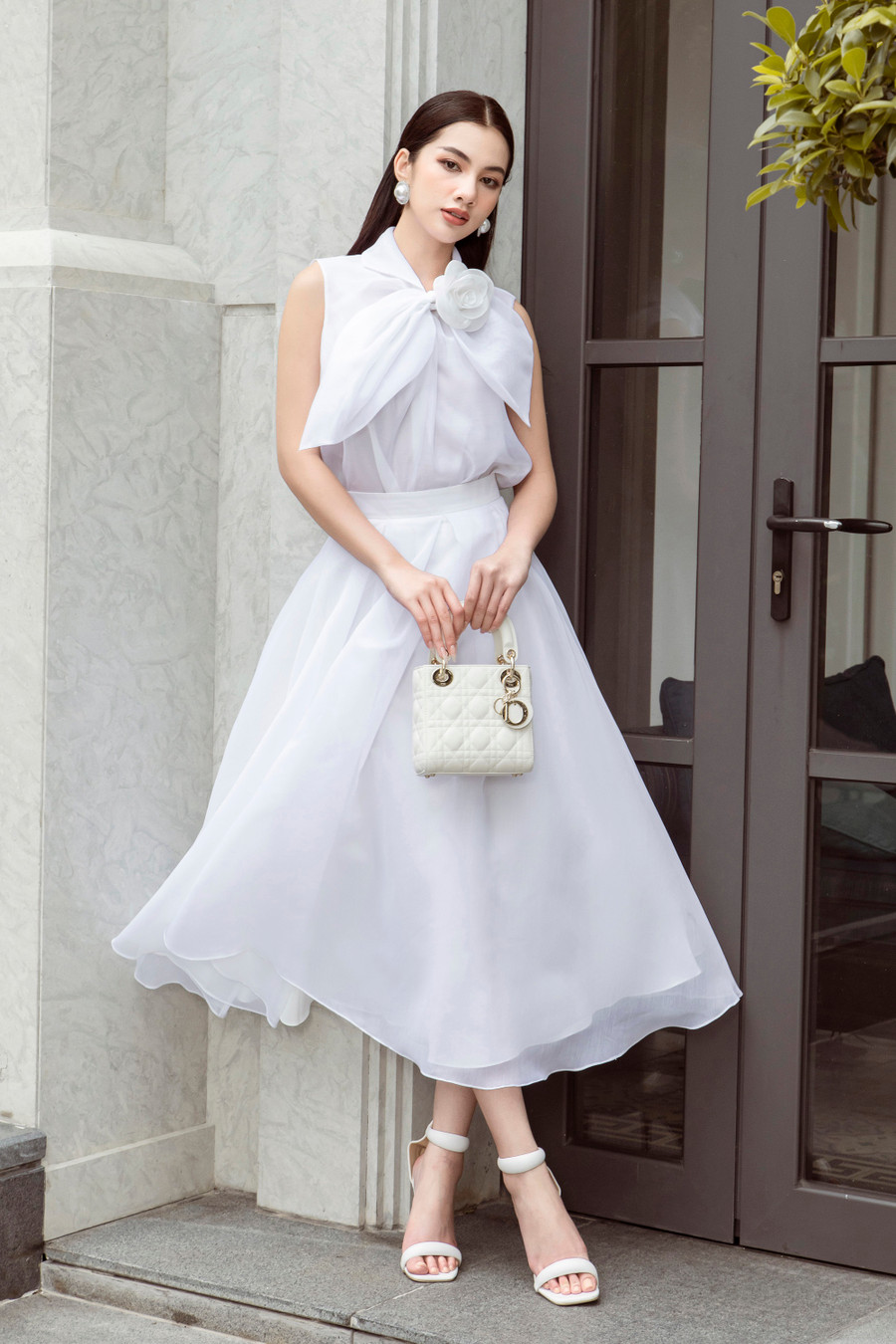 Ở một số các thiết kế khác, hoa trà được làm với kích thước nhỏ, điểm xuyết trên trang phục nữ tính phù hợp với các quý cô ngọt ngào. Dải màu đa dạng trải dài từ sắc trắng tinh khôi, trắng ngà, trắng kem... cũng là một điểm đáng chú ý từ loạt trang phục màu trắng dành cho mùa hè của Đỗ Mạnh Cường.