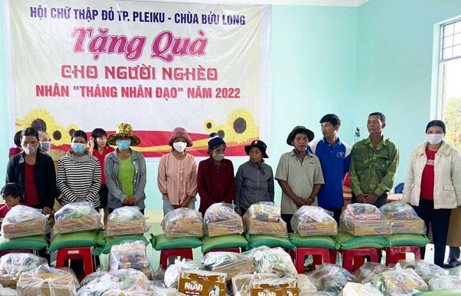 Hội Chữ thập đỏ TP. Pleiku tặng quà cho người nghèo tại xã Ia Kênh. Ảnh: Hà Phương 