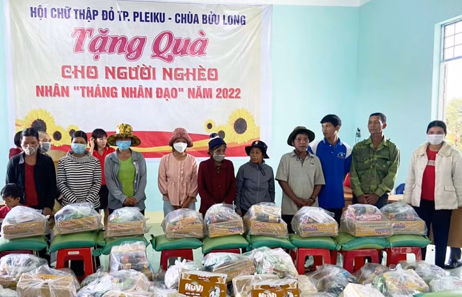 Hội Chữ thập đỏ TP. Pleiku tặng quà cho người nghèo tại xã Ia Kênh. Ảnh: Hà Phương 