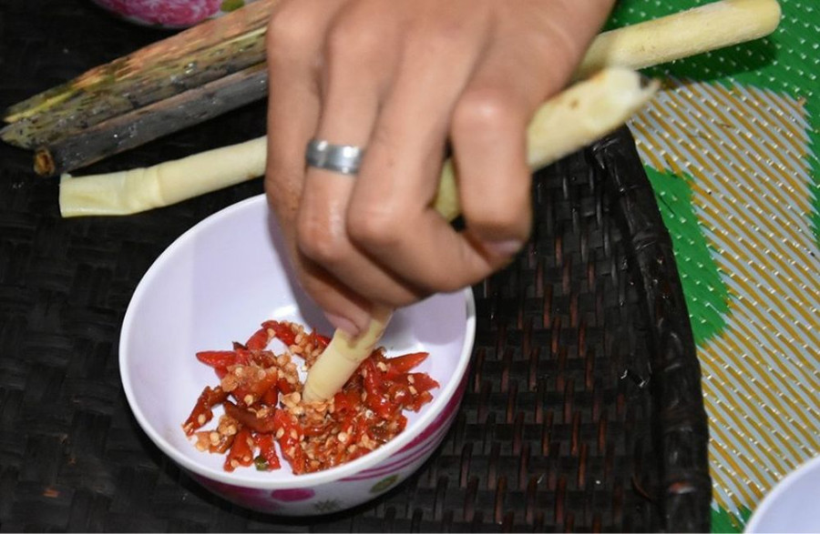 Từ những đọt mây gai có vị đăng đắng đã được sơ chế, chúng ta có thể biến tấu thành nhiều món ăn đơn giản nhưng không kém phần hấp dẫn như đọt mây nướng, xào, nấu cháo, nấu lẩu...