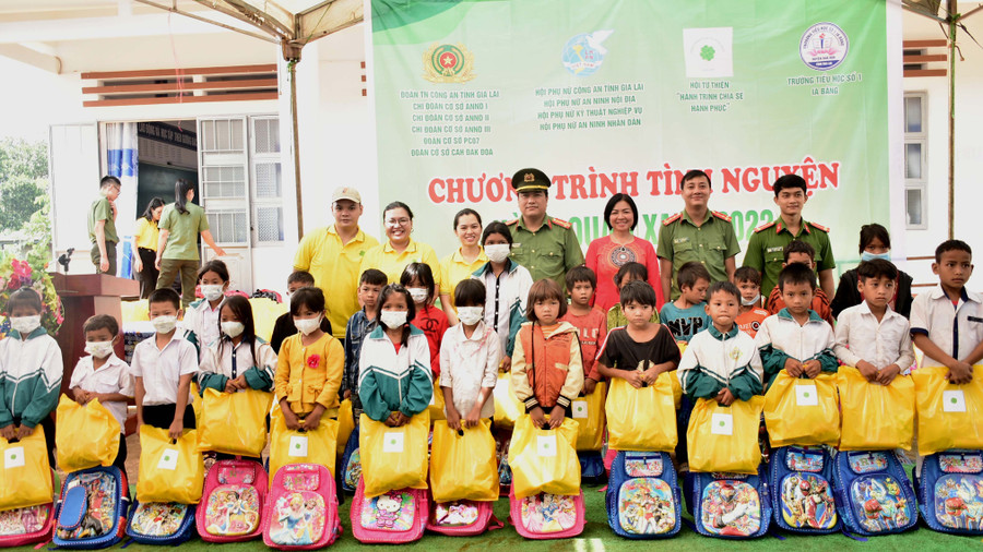 Chương trình tặng quà cho học sinh. Ảnh: Đinh Yến
